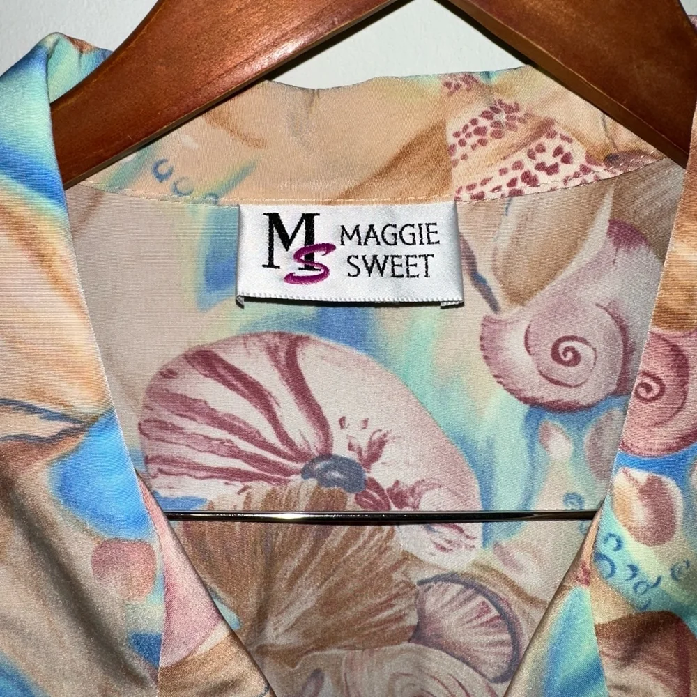 Maggie Sweet Vintage Women’s Button Down Shirt Size L Beige Blue Shell Print - Picture 2 of 10